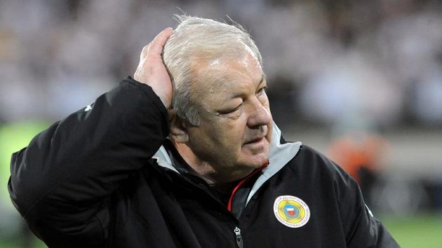 Trenér Bahrajnu Milan Máčala poté, co jeho tým nepostoupil na MS Trenér Bahrajnu Milan Máčala poté, co jeho tým nepostoupil na MS
