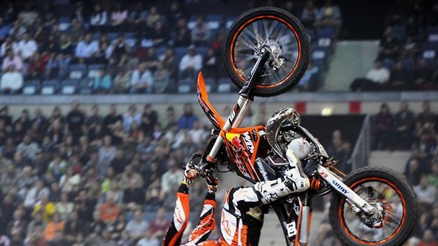 V pražské O2 Areně se uskutečnila motokrosová exhibice ve freestylu Gladiator Games. Na snímku Petr Pilát. V pražské O2 Areně se uskutečnila motokrosová exhibice ve freestylu Gladiator Games. Na snímku Petr Pilát.