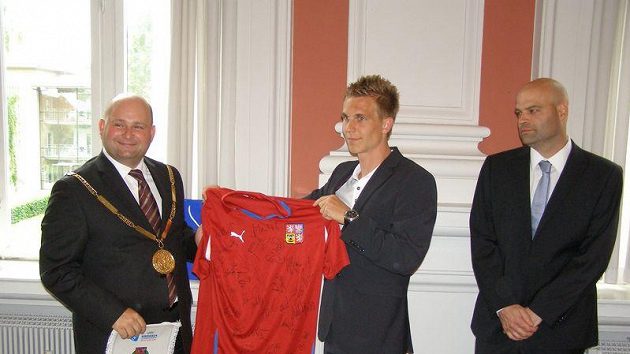 Starosta Viborgu Soren Pape Paulsen dostal od české jednadvacítky dres s podpisy všech hráčů. Trikot předává kapitán Bořek Dočkal, vpravo kouč Jakub Dovalil. Starosta Viborgu Soren Pape Paulsen dostal od české jednadvacítky dres s podpisy všech hráčů. Trikot předává kapitán Bořek Dočkal, vpravo kouč Jakub Dovalil.