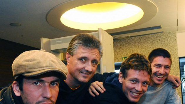 Český daviscupový tým před odletem do Belgie. Zleva: Radek Štěpánek, Jaroslav Navrátil, Tomáš Berdych a Jan Hájek. Český daviscupový tým před odletem do Belgie. Zleva: Radek Štěpánek, Jaroslav Navrátil, Tomáš Berdych a Jan Hájek.