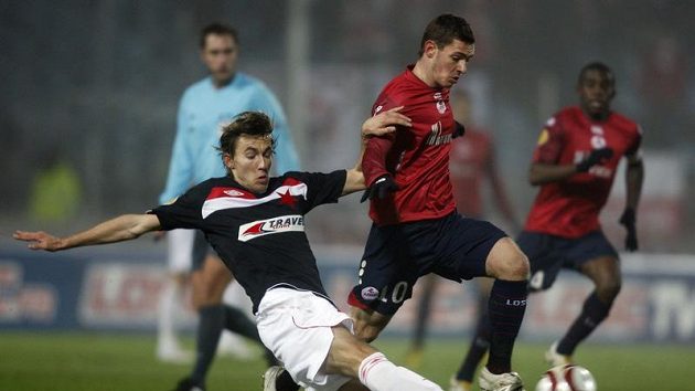 Jan Hošek ze Slavie (vlevo) se snaží odebrat míč Ludovicu Obraniakovi z Lille. Jan Hošek ze Slavie (vlevo) se snaží odebrat míč Ludovicu Obraniakovi z Lille.