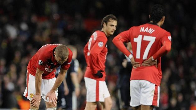 Zklamaní fotbalisté Manchesteru United Nemanja Vidič (vlevo), Dimitar Berbatov (uprostřed) a Nani. Zklamaní fotbalisté Manchesteru United Nemanja Vidič (vlevo), Dimitar Berbatov (uprostřed) a Nani.