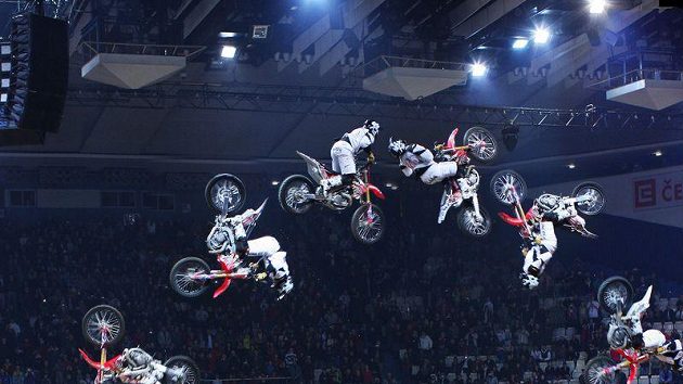Rozfázovaný double backflip Scotta Murrayho při FMX show v Ostravě. Rozfázovaný double backflip Scotta Murrayho při FMX show v Ostravě.
