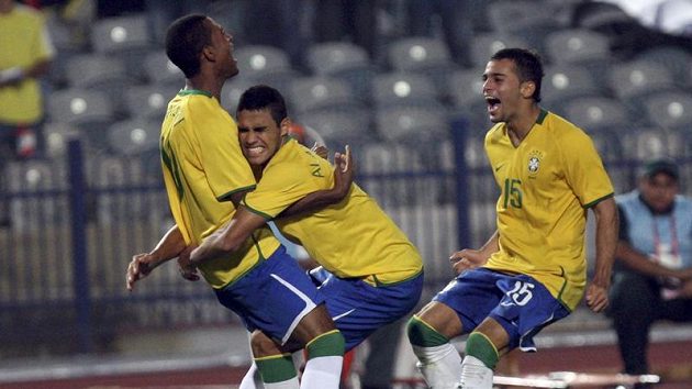 Mladí brazilští fotbalisté oslavují vítězný gól do sítě Německa Mladí brazilští fotbalisté oslavují vítězný gól do sítě Německa