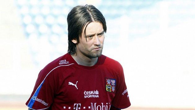 Nešťastného Tomáše Rosického trenér reprezentace Michal Bílek z poledního srazu omluvil, při odpoledním tréninku se však už kapitán národního týmu k mužstvu připojil. Nešťastného Tomáše Rosického trenér reprezentace Michal Bílek z poledního srazu omluvil, při odpoledním tréninku se však už kapitán národního týmu k mužstvu připojil.