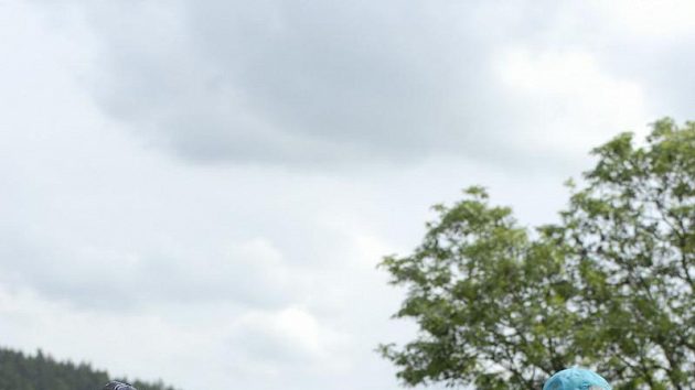 Předseda ČMFS Ivan Hašek (vlevo) si plácá s místopředsedou Miroslavem Křížem během golfového turnaje osobností v Plzni-Dýšině, přihlíží trenér Karel Jarolím. Předseda ČMFS Ivan Hašek (vlevo) si plácá s místopředsedou Miroslavem Křížem během golfového turnaje osobností v Plzni-Dýšině, přihlíží trenér Karel Jarolím.