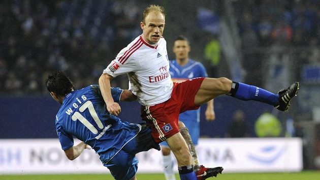 Záložník Hamburku David Jarolím (v bílém) v souboji s Tobiasem Weisem z Hoffenheimu Záložník Hamburku David Jarolím (v bílém) v souboji s Tobiasem Weisem z Hoffenheimu
