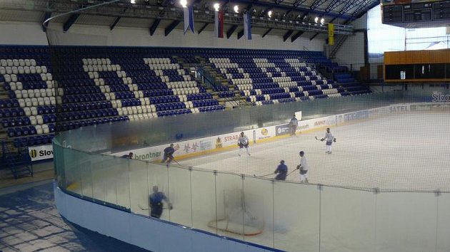 Popradská hala má kapacitu 4800 míst. I v nadcházející sezóně se zde bude hrát nejvyšší slovenská hokejová soutěž. Popradská hala má kapacitu 4800 míst. I v nadcházející sezóně se zde bude hrát nejvyšší slovenská hokejová soutěž.