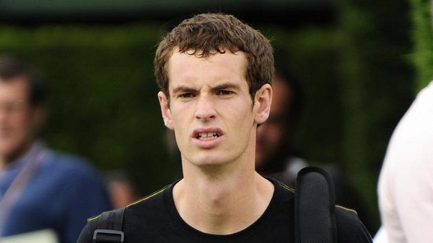 Skotský tenista Andy Murray před svým prvním zápasem ve Wimbledonu. Skotský tenista Andy Murray před svým prvním zápasem ve Wimbledonu.