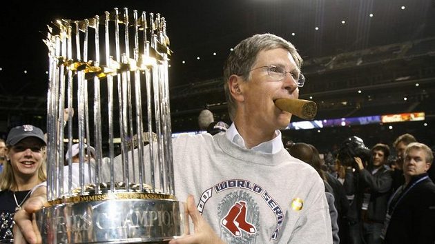 John Henry, většinový majitel baseballového klubu Boston Red Sox, při oslavách titulu v roce 2007. Henry má zájem získat i fotbalový Liverpool. John Henry, většinový majitel baseballového klubu Boston Red Sox, při oslavách titulu v roce 2007. Henry má zájem získat i fotbalový Liverpool.