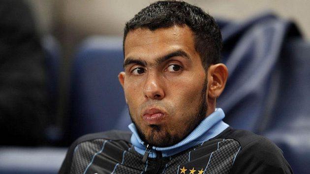 Carlos Tévez na lavičce fotbalistů Manchesteru City. Carlos Tévez na lavičce fotbalistů Manchesteru City.