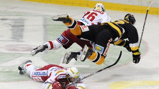 V prvním kole extraligy se i létalo. Tedy aspoň v utkání mezi Slavií a Litvínovem. V prvním kole extraligy se i létalo. Tedy aspoň v utkání mezi Slavií a Litvínovem.