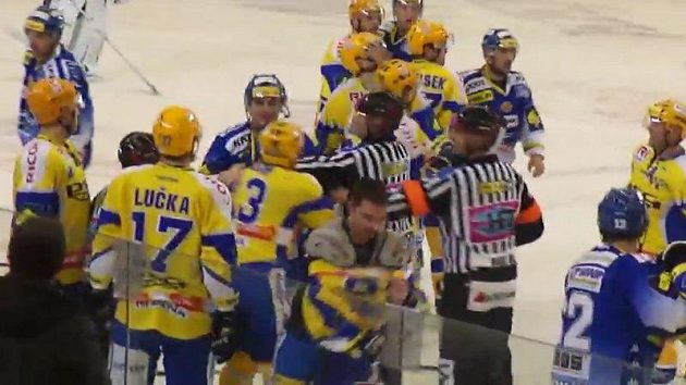 Závěr zápasu brněnské Komety se Zlínem opepřila hromadná bitka. Závěr zápasu brněnské Komety se Zlínem opepřila hromadná bitka.