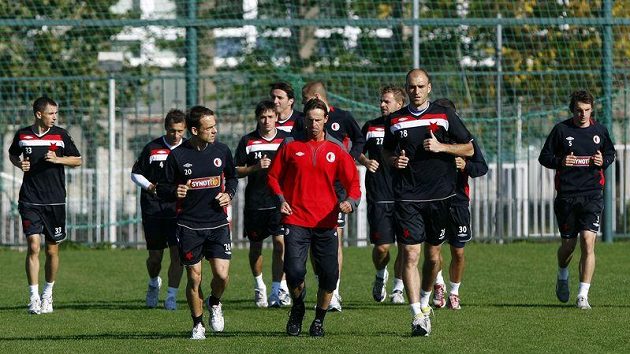 Kouč František Straka na tréninku Slavie Kouč František Straka na tréninku Slavie