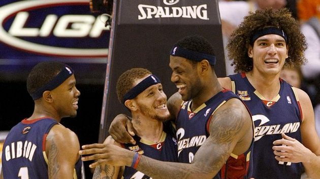 Radost basketbalistů Clevelandu Delonate Westa (uprostřed) a LeBrona Jamese (druhý zprava). Radost basketbalistů Clevelandu Delonate Westa (uprostřed) a LeBrona Jamese (druhý zprava).