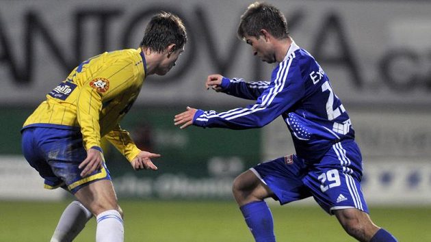 Fotbalista Samir Merzič (vlevo) z Teplic v souboji o míč s Pavlem Šultesem z Olomouce Fotbalista Samir Merzič (vlevo) z Teplic v souboji o míč s Pavlem Šultesem z Olomouce