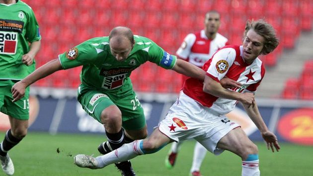 Jablonecký Pavel Drsek (vlevo) v souboji se slávistou Milanem Černým. Jablonecký Pavel Drsek (vlevo) v souboji se slávistou Milanem Černým.