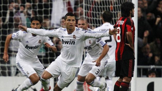 Cristiano Ronaldo z Realu Madrid oslavuje vstřelený gól v duelu s AC Milán. Cristiano Ronaldo z Realu Madrid oslavuje vstřelený gól v duelu s AC Milán.