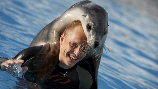 Finský pilot Mikko Hirvonen při vodních radovánkách Finský pilot Mikko Hirvonen při vodních radovánkách