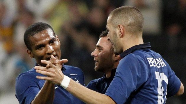 Francouzští fotbalisté Marvin Martin (uprostřed), Florent Malouda (vlevo) a Karim Benzema slaví gól proti Ukrajině. Francouzští fotbalisté Marvin Martin (uprostřed), Florent Malouda (vlevo) a Karim Benzema slaví gól proti Ukrajině.
