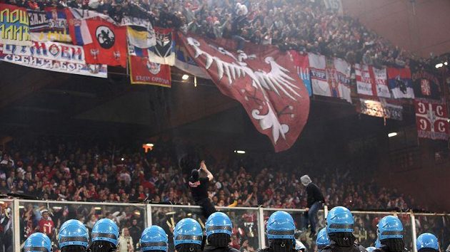 Srbští fanoušci řádí všude, kam přijdou. Srbští fanoušci řádí všude, kam přijdou.
