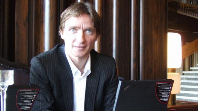Nový manažer fotbalové reprezentace Vladimír Šmicer při on-line rozhovoru se čtenáři Sport.cz v hotelu Praha. Nový manažer fotbalové reprezentace Vladimír Šmicer při on-line rozhovoru se čtenáři Sport.cz v hotelu Praha.