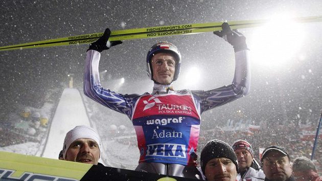 Takhle se Adam Malysz se v Zakopaném loučil s kariérou. Teď láme rekordy za volantem. Takhle se Adam Malysz se v Zakopaném loučil s kariérou. Teď láme rekordy za volantem.
