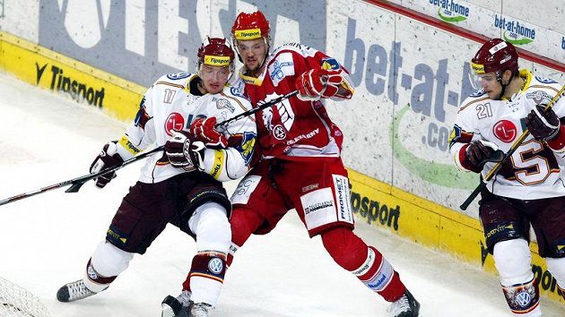 Obránce Třince Martin Lojek v souboji s Karlem Hromasem ze Sparty Obránce Třince Martin Lojek v souboji s Karlem Hromasem ze Sparty