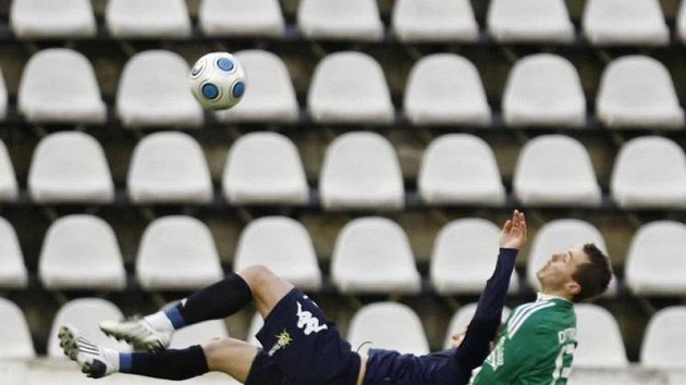 Jiřího Jeslínka z Bohemians Praha (vpravo) a Lukáš Kubáň ze Slovácka. Jiřího Jeslínka z Bohemians Praha (vpravo) a Lukáš Kubáň ze Slovácka.
