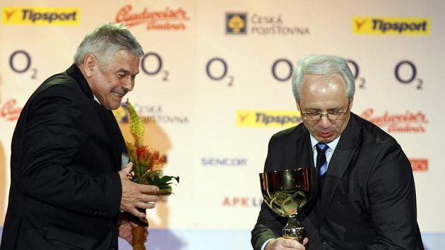 Rychlobruslařský Petr Novák sleduje Nejlepšího trenéra roku 2009/10 Václava Sýkoru. Rychlobruslařský Petr Novák sleduje Nejlepšího trenéra roku 2009/10 Václava Sýkoru.