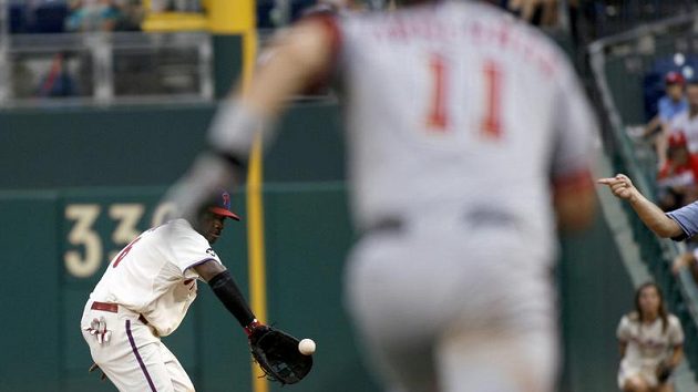 Ryan Howard z Philadelphie (vlevo) chytá míček při utkání s týmem Washington Nationals' Ryan Howard z Philadelphie (vlevo) chytá míček při utkání s týmem Washington Nationals'
