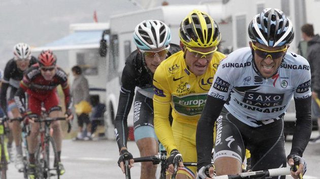 Alberto Contador (vpředu) se snaží v dešti roztrhat peloton. Španělského cyklisty se snaží udržet majitel žlutého trikotu Thomas Voeckler a Andy Schleck. Alberto Contador (vpředu) se snaží v dešti roztrhat peloton. Španělského cyklisty se snaží udržet majitel žlutého trikotu Thomas Voeckler a Andy Schleck.