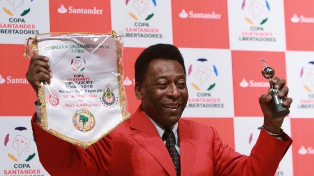Pelé při předávání Poháru osvoboditelů v brazilském Porto Alegre. Pelé při předávání Poháru osvoboditelů v brazilském Porto Alegre.