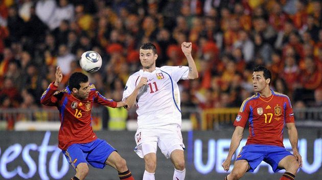 Čeští fotbalisté vědí, jak těžko se připravují Španělé o míč. Daniel Pudil se snaží prosadit mezi Busquetsem a Arbelou Čeští fotbalisté vědí, jak těžko se připravují Španělé o míč. Daniel Pudil se snaží prosadit mezi Busquetsem a Arbelou