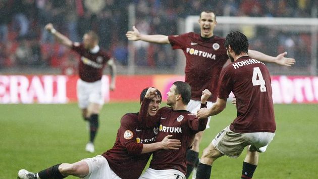 Libor Sionko v dresu Sparty (uprostřed) se raduje se spoluhráči z branky do sítě Slavie. Libor Sionko v dresu Sparty (uprostřed) se raduje se spoluhráči z branky do sítě Slavie.