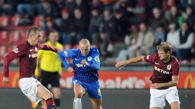Liberecký záložník Michal Breznaník proniká mezi sparťany Peterem Grajciarem (vlevo) a Vlastimilem Vidličkou. Liberecký záložník Michal Breznaník proniká mezi sparťany Peterem Grajciarem (vlevo) a Vlastimilem Vidličkou.
