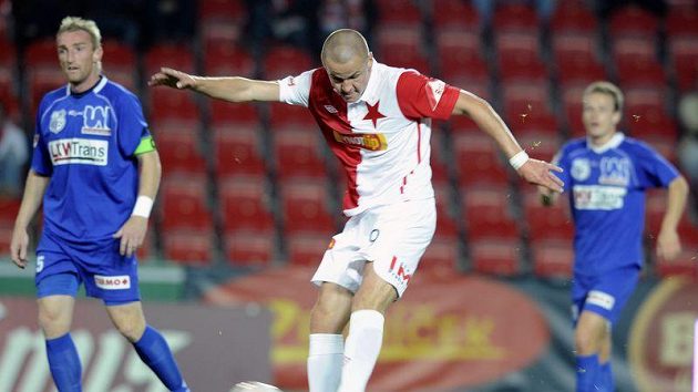 Slávista Adam Hloušek střílí v utkání proti Ústí nad Labem. Slávista Adam Hloušek střílí v utkání proti Ústí nad Labem.