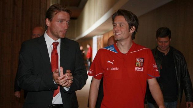 Kapitán Tomáš Rosický (vpravo) a manažer Vladimír Šmicer na srazu fotbalové reprezentace Kapitán Tomáš Rosický (vpravo) a manažer Vladimír Šmicer na srazu fotbalové reprezentace