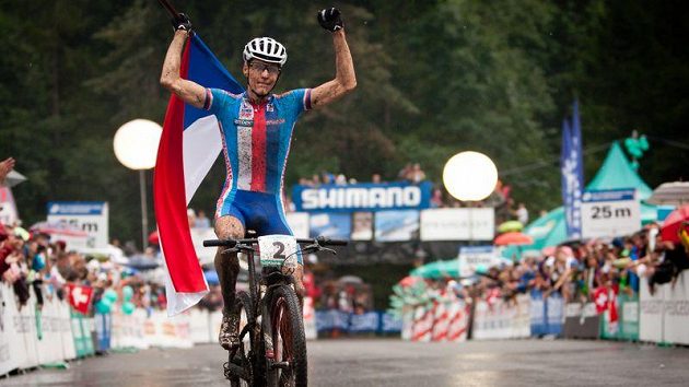Biker Jaroslav Kulhavý v cíli závodu MS v Champéry. Biker Jaroslav Kulhavý v cíli závodu MS v Champéry.