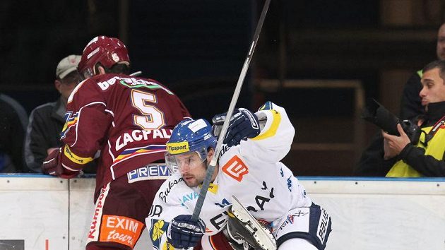 Vítkovický Rudolf Huna (vpravo) během extraligového duelu se Spartou. Vítkovický Rudolf Huna (vpravo) během extraligového duelu se Spartou.