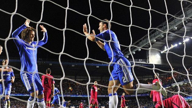 Fotbalisté Chelsea si proti Genku s chutí zastříleli a zvítězili 5:0. Na snímku oslavuje svou trefu Branislav Ivanovič (vpravo) s Davidem Luizem. Fotbalisté Chelsea si proti Genku s chutí zastříleli a zvítězili 5:0. Na snímku oslavuje svou trefu Branislav Ivanovič (vpravo) s Davidem Luizem.