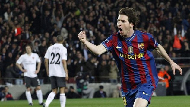 Barcelonský Lionel Messi oslavuje jednu ze svých tref v odvetném čtvrtfinálovém utkání Ligy mistrů proti Arsenalu. Barcelonský Lionel Messi oslavuje jednu ze svých tref v odvetném čtvrtfinálovém utkání Ligy mistrů proti Arsenalu.