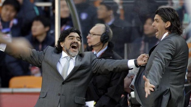 Diego Maradona s asistenty oslavuje vítězství Argentiny nad Koreou Diego Maradona s asistenty oslavuje vítězství Argentiny nad Koreou