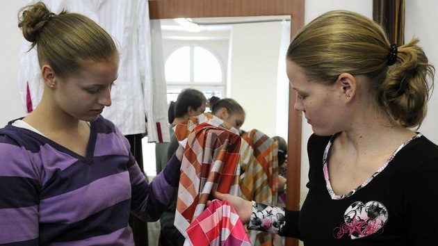 České basketbalové reprezentantky Markéta Bednářová (vpravo) a Kateřina Elhotová vybírají ze vzorníku barvy pro společenské modely. České basketbalové reprezentantky Markéta Bednářová (vpravo) a Kateřina Elhotová vybírají ze vzorníku barvy pro společenské modely.