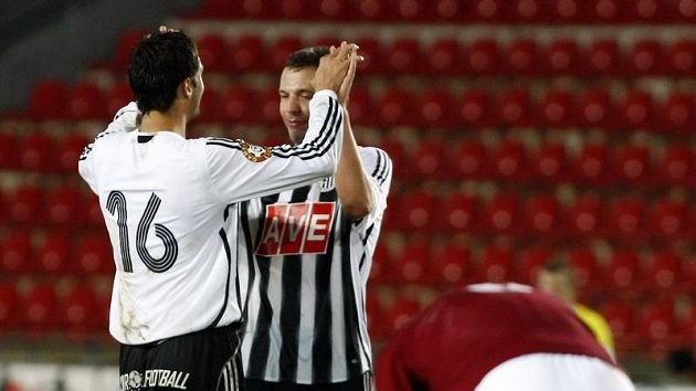 Budějovičtí fotbalisté se radují. Budějovičtí fotbalisté se radují.