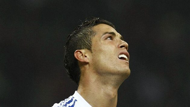 Cristiano Rolando prosí rozhodčího o červenou kartu pro hráče Milána Abateho. Cristiano Rolando prosí rozhodčího o červenou kartu pro hráče Milána Abateho.