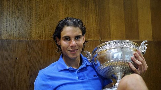 Rafael Nadal se z pařížské antuky rychle přesune na anglickou trávu. Rafael Nadal se z pařížské antuky rychle přesune na anglickou trávu.