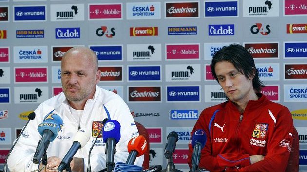 Trenér české fotbalové reprezentace Michal Bílek a kapitán Tomáš Rosický. Trenér české fotbalové reprezentace Michal Bílek a kapitán Tomáš Rosický.