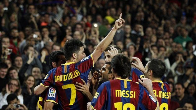 Fotbalisté Barcelony se radují z branky. Fotbalisté Barcelony se radují z branky.