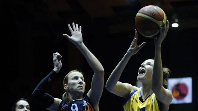 Zane Tamaneová z USK Praha (vpravo) a Styliano Kaltsidouová z Bourges v utkání Evropské ligy. Zane Tamaneová z USK Praha (vpravo) a Styliano Kaltsidouová z Bourges v utkání Evropské ligy.
